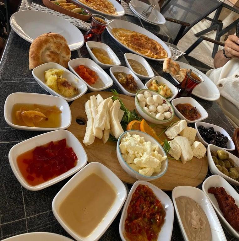 MİDYAT BEYAZ KONAK YÖRESEL SERPME KAHVALTI KAFE RESTORAN&TARİHİ KONAK fotoğraf 2