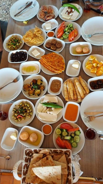 HAMMUŞUN YERİ YAĞMUR KAHVALTI SALONU