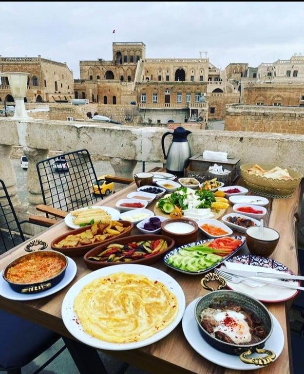 MİDYAT BEYAZ KONAK YÖRESEL SERPME KAHVALTI KAFE RESTORAN&TARİHİ KONAK